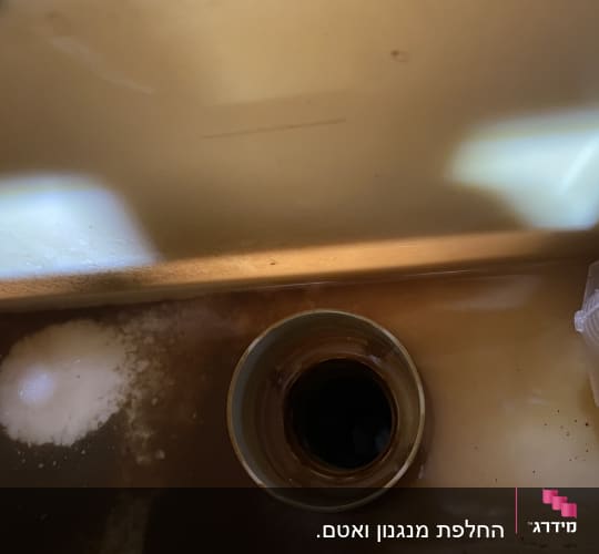 תוך מיכל שירותים עם חלודה ולכלוך